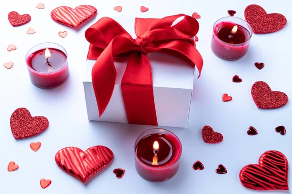 Walentynki Skład Czerwone Serca Miłości Romantyczne Pudełko Prezent Świeca Białym — Zdjęcie stockowe