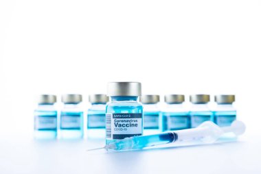 Enjeksiyon şişesi. Grip virüsünü ve koronavirüsü korumak için iğneli tıbbi şırınga. Kapak aşısı beyaza izole edilmiş. İğneli tıbbi plastik aşı ekipmanları