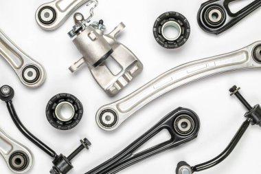 Araba motoru parçaları. Otomobil motoru yedek veya beyaz arka planda otomotiv parçası. Yeni metal araba parçası seti. Düz konum, üst görünüm, kopyalama alanı