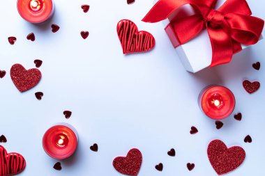 Aşk kalbi, romantik hediye kutusu, beyaz sevgililer gününde mum. Sevgililer günü, anneler günü, doğum günü tebrik kartları, davetiye, kutlama konsepti