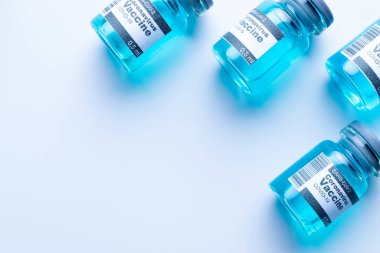 Virüs koruması. Grip virüsünü ve koronavirüsü korumak için iğneli tıbbi şırınga. Kapak aşısı beyaza izole edilmiş. Şırınga, tıbbi enjeksiyon