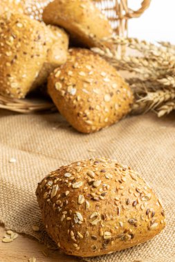 Çavdar ekmeği. Kabuklu somun ve ekmek kırıntılarıyla fırın. Buğday tohumu kulaklı taze bir somun rustik ekmek ya da doğal pamuk arka planında çavdar mahsulü bitki. Sağlıklı gıda konsepti