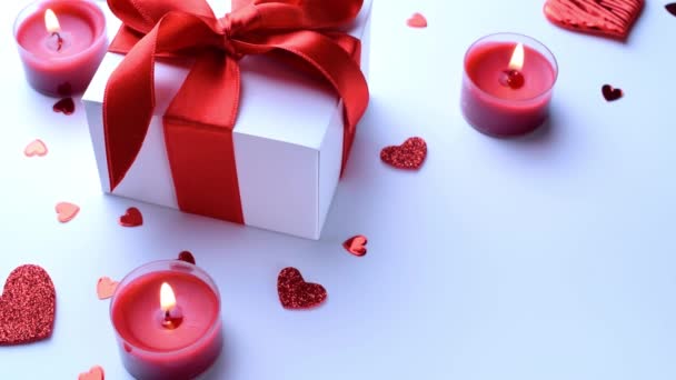 Hintergrund Zum Valentinstag Rote Liebesherzen Romantische Geschenkbox Kerze Auf Weißem — Stockvideo