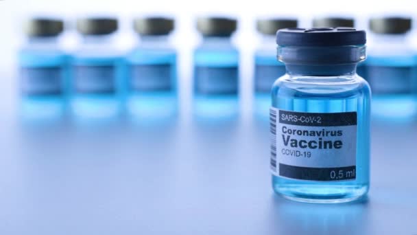 질병이 예방용 바이러스와 코로나 바이러스 바늘이 의료용 주사기 흰색으로 백신이야 — 비디오