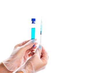 Enjeksiyon. Eldivenli doktor grip virüsünü ve koronavirüsü korumak için şırıngayı elinde tutuyor. Kapak aşısı beyaza izole edilmiş. Hemşire ya da doktor. Sıvı uyuşturucu ya da uyuşturucu