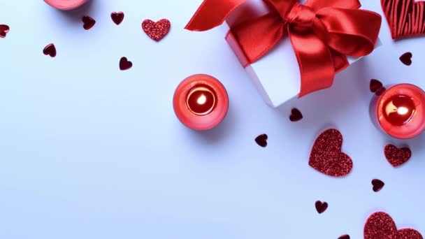 バレンタインデーギフトボックス 赤い愛の心 白い背景にロマンチックなキャンドル コピースペース付きロマンチックなメッセージテンプレート トップビュー 上からの眺め — ストック動画