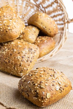 Somun ekmek. Çavdar ekmeği ve ekmek kırıntılarıyla. Buğday tohumu kulaklı bir somun taze ekmek ya da doğal pamuk arka planında çivili bitki. Biyolojik malzemeler, çok sağlıklı tohumlar.