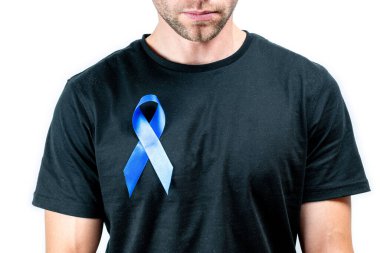 Erkek kanseri. Beyaz arka planda mavi kurdeleli koyu renk tişörtlü hippi. Kasım ayındaki sağlık prostatı farkındalığı. Adrenokortikal karsinom konsepti