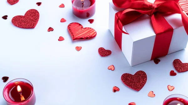 Walentynki Czerwone Serca Miłości Romantyczne Pudełko Prezentami Świeca Białym Tle — Zdjęcie stockowe