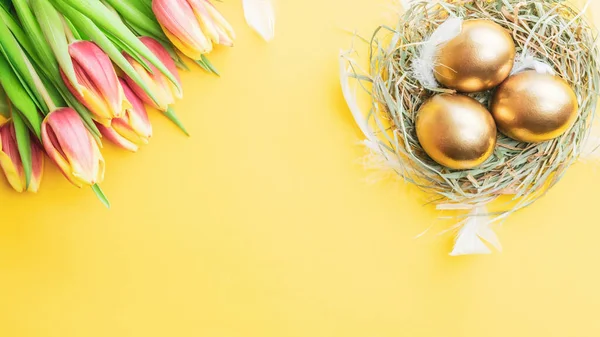 Easter Golden Ovos Cesta Com Tulipas Primavera Penas Brancas Fundo — Fotografia de Stock
