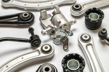 Sessiz bloklar. Yeni metal araba parçası seti. Otomobil motoru yedek veya otomotiv parçası beyaz arka planda izole edildi. Mekanik ekipman teknolojisi