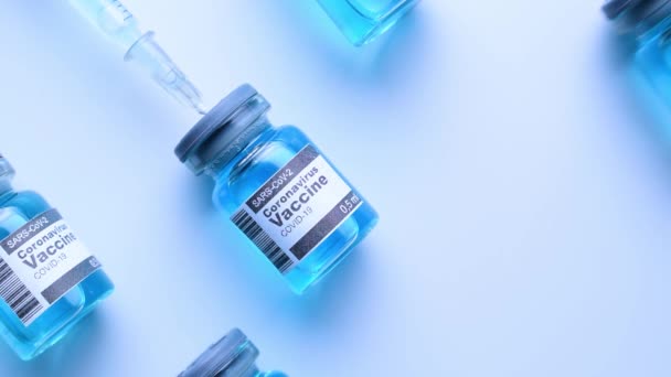 Injectiefles Medische Spuit Met Naald Voor Bescherming Tegen Griepvirus Coronavirus — Stockvideo