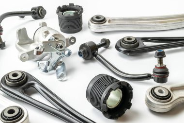 Otomatik valf. Motor tamircisi veya otomotiv parçası beyaz arka planda izole edilmiş. Yeni metal araba parçası seti. Mekanik ekipman teknolojisi