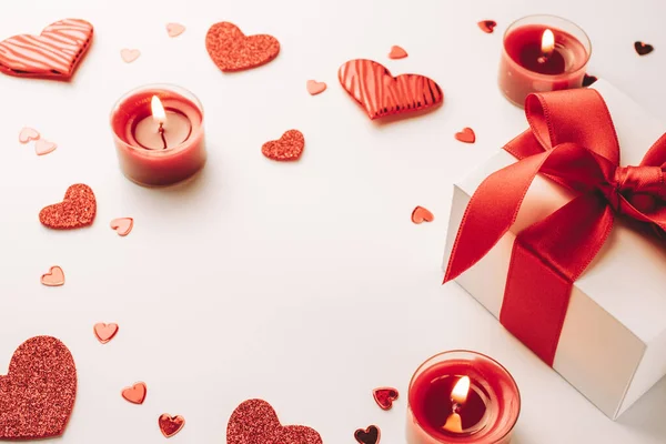 Tło Walentego Czerwone Serca Miłości Romantyczne Pudełko Prezentami Świeca Białym — Zdjęcie stockowe