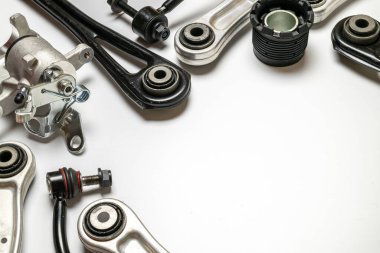 Arabalar için aksesuarlar. Yeni metal araba parçası seti. Otomobil motoru yedek veya otomotiv parçası beyaz arka planda izole edildi. Onarım ve araç servisi