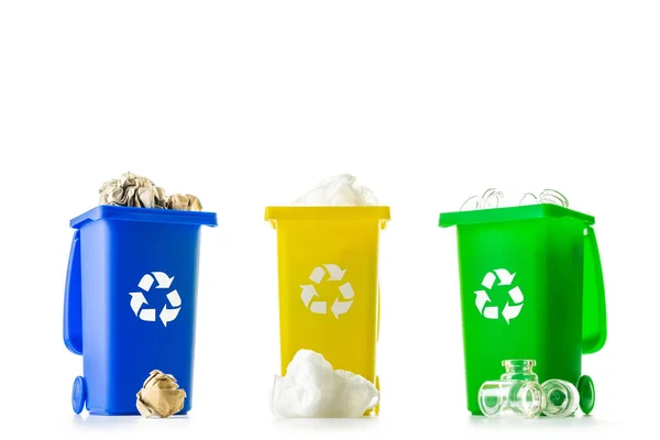 ゴミ箱だ プラスチック ガラスをリサイクルするための黄色 青のゴミ箱は 白い背景に隔離されたゴミを捨てることができます 廃棄物処理容器と環境保全 — ストック写真