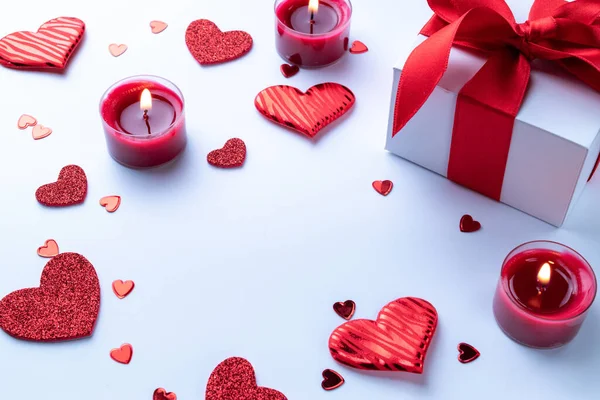Tło Miłości Walentynki Czerwone Serca Romantyczne Pudełko Prezentami Świeca Białym — Zdjęcie stockowe