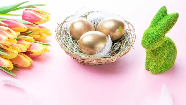 Páscoa Ovos Cor Dourada Cesta Com Tulipas Primavera Penas Brancas — Fotografia de Stock