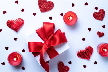 Aşk kalbi, romantik hediye kutusu, beyaz sevgililer gününde mum. Sevgililer günü, anneler günü, doğum günü tebrik kartları, davetiye, kutlama konsepti