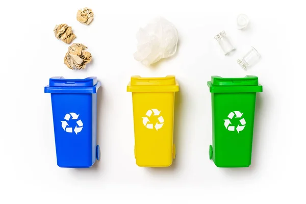 プラスチックごみだ プラスチック ガラスをリサイクルするための黄色 青のゴミ箱は 白い背景に隔離されたゴミを捨てることができます ごみの処理と環境の保全のためのビン容器 — ストック写真