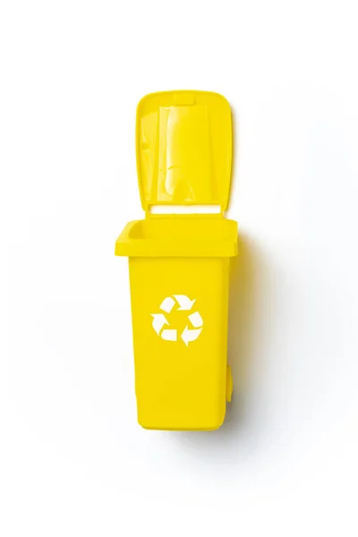 リサイクルゴミ 白い背景に隔離されたプラスチックごみをリサイクルするための黄色のゴミ箱 ごみの処理と環境の保全のためのビン容器 — ストック写真