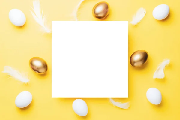 Ostergrenze Goldenes Weißes Auf Pastellgelbem Hintergrund Froher Osterdekoration Flache Lage — Stockfoto