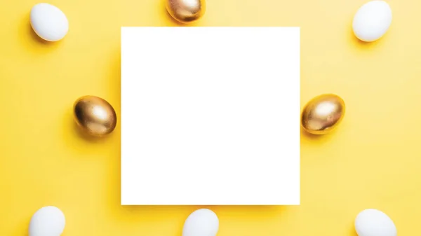 Luxo Pascal Ovo Cor Branca Dourada Sobre Fundo Amarelo Pastel — Fotografia de Stock