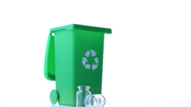 Çöp geri dönüşümü. Çöp konteynırı çöp atmak ve çevreyi korumak için. Geri dönüşüm için yeşil çöp tenekesi beyaz arkaplanda izole