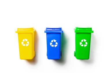 Ayrılma geri dönüşümü. Sarı, yeşil, mavi çöp kovası geri dönüşüm plastiği, kağıt ve cam çöp tenekesi için beyaz arka planda izole edilmiş. Çöp atıklarının atılması ve ortamın kaydedilmesi için çöp kutusu