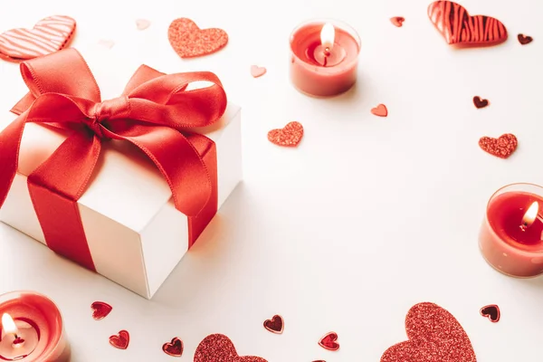 Walentynki Czerwone Serca Miłości Romantyczne Pudełko Świeca Białym Tle Luty — Zdjęcie stockowe