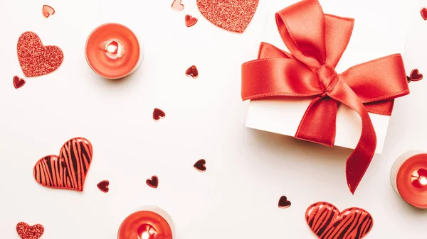 Saint Valentin Bakgrund Röd Kärlek Hjärtan Romantisk Presentförpackning Ljus Vitt — Stockfoto