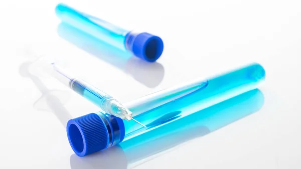바이알 주사기 예방용 바이러스와 코로나 바이러스 바늘이 의료용 주사기 흰색으로 — 스톡 사진