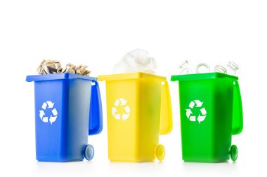 Çöp kutusu simgesi. Çöp atmak ve çevreyi korumak için konteynır. Geri dönüşüm için sarı, yeşil, mavi çöp kutusu. Plastik, kağıt ve cam çöp tenekesi beyaz arkaplanda izole edilmiş.