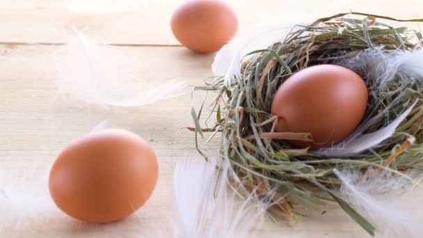 Καλάθι Πασχαλινών Αυγών Αυγό Φυσικό Χρώμα Καλάθι Ανοιξιάτικες Τουλίπες Λευκά — Αρχείο Βίντεο