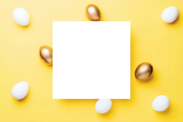 Apartamento Páscoa Ovo Cor Branca Dourada Sobre Fundo Amarelo Pastel — Fotografia de Stock
