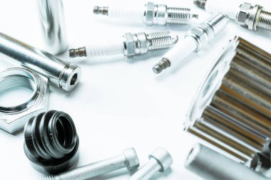 Araba yapımı. Yeni metal araba parçası seti. Otomobil motoru yedek veya otomotiv parçası beyaz arka planda izole edildi. Mekanik ekipman teknolojisi