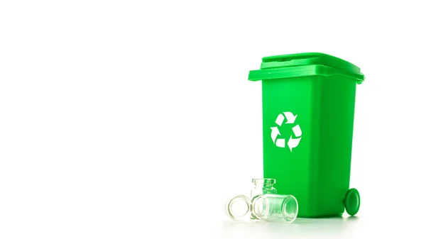 リサイクル分別 ゴミを処分し 環境を保存するためのビンコンテナ リサイクルガラスのための緑のゴミ箱は白い背景に隔離されたゴミができます — ストック写真