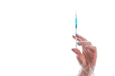 Aşı geliştirme. Eldivenli doktor grip virüsünü ve koronavirüsü korumak için şırıngayı elinde tutuyor. Kapak aşısı beyaza izole edilmiş. Hastanede sağlık hizmeti