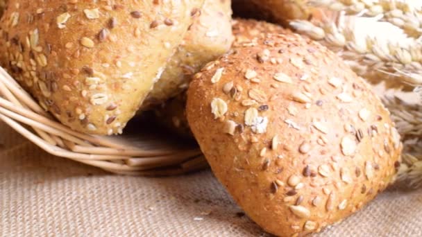 Rustikt Bröd Färsk Limpa Rustikt Traditionellt Bröd Med Vetekorn Öra — Stockvideo