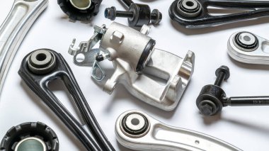 Arabalar için aksesuarlar. Yeni metal araba parçası seti. Otomobil motoru yedek veya otomotiv parçası beyaz arka planda izole edildi. Onarım ve araç servisi