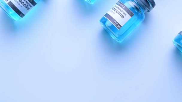 주사용 예방용 바이러스와 코로나 바이러스 의료용 주사기 백신은 흰색에서 분리되었다 — 비디오
