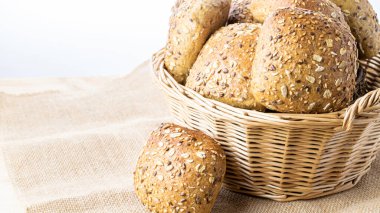 Çavdar ekmeği izole. Kabuklu somun ve ekmek kırıntılarıyla fırın. Buğday tohumu kulaklı bir somun taze ekmek ya da doğal pamuk arka planında çivili bitki. Biyolojik malzemeler, tohumlarla sağlıklı.