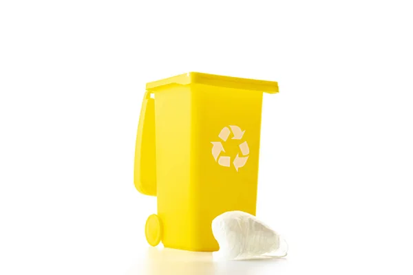 ゴミ箱だ 白い背景に隔離されたプラスチックごみをリサイクルするための黄色のゴミ箱 廃棄物処理容器と環境保全 — ストック写真