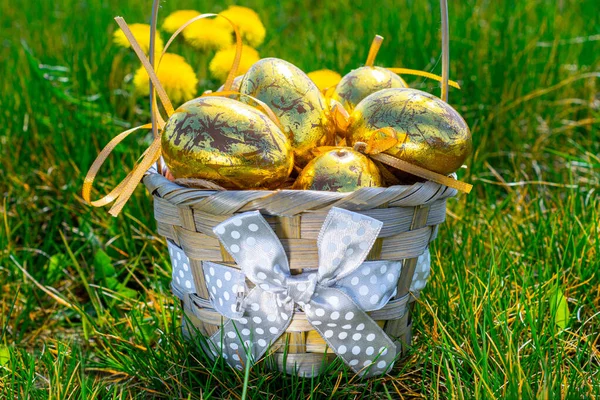 Wielkanoc Złote Jajko Żółtymi Wiosennymi Kwiatami Koszu Zielonym Tle Trawy — Zdjęcie stockowe
