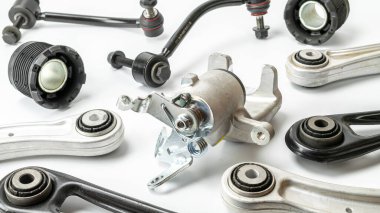 Araba teftişi. Otomobil motoru yedek veya beyaz arka planda otomotiv parçası. Yeni metal araba parçası seti. Otomobil motoru servisi