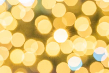 Beyaz altın soyut ışıklar. Festive glitter bulanık Bokeh arka planı. Odaklanmamış kış arkaplanı