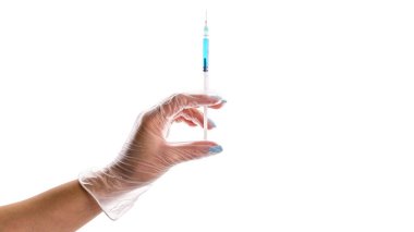 Şırınga eli. Eldivenli doktor grip virüsünü ve koronavirüsü korumak için şırıngayı elinde tutuyor. Kapak aşısı beyaza izole edilmiş. Kavram: hastalıklar, tıbbi bakım, bilim
