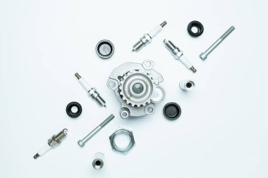 Araba servisi. Otomobil motoru yedek veya beyaz arka planda otomotiv parçası. Yeni metal araba parçası seti. Metin için alanı olan tamir ve araç servisi