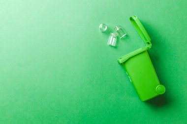 Çöp kutusu simgesi. Çöp atmak ve çevreyi korumak için konteynır. Yeşil arka planda izole edilmiş geri dönüşüm için yeşil çöp kovası