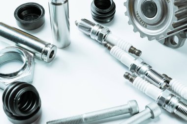 Otomatik valf. Motor tamircisi veya otomotiv parçası beyaz arka planda izole edilmiş. Yeni metal araba parçası seti. Mekanik ekipman teknolojisi